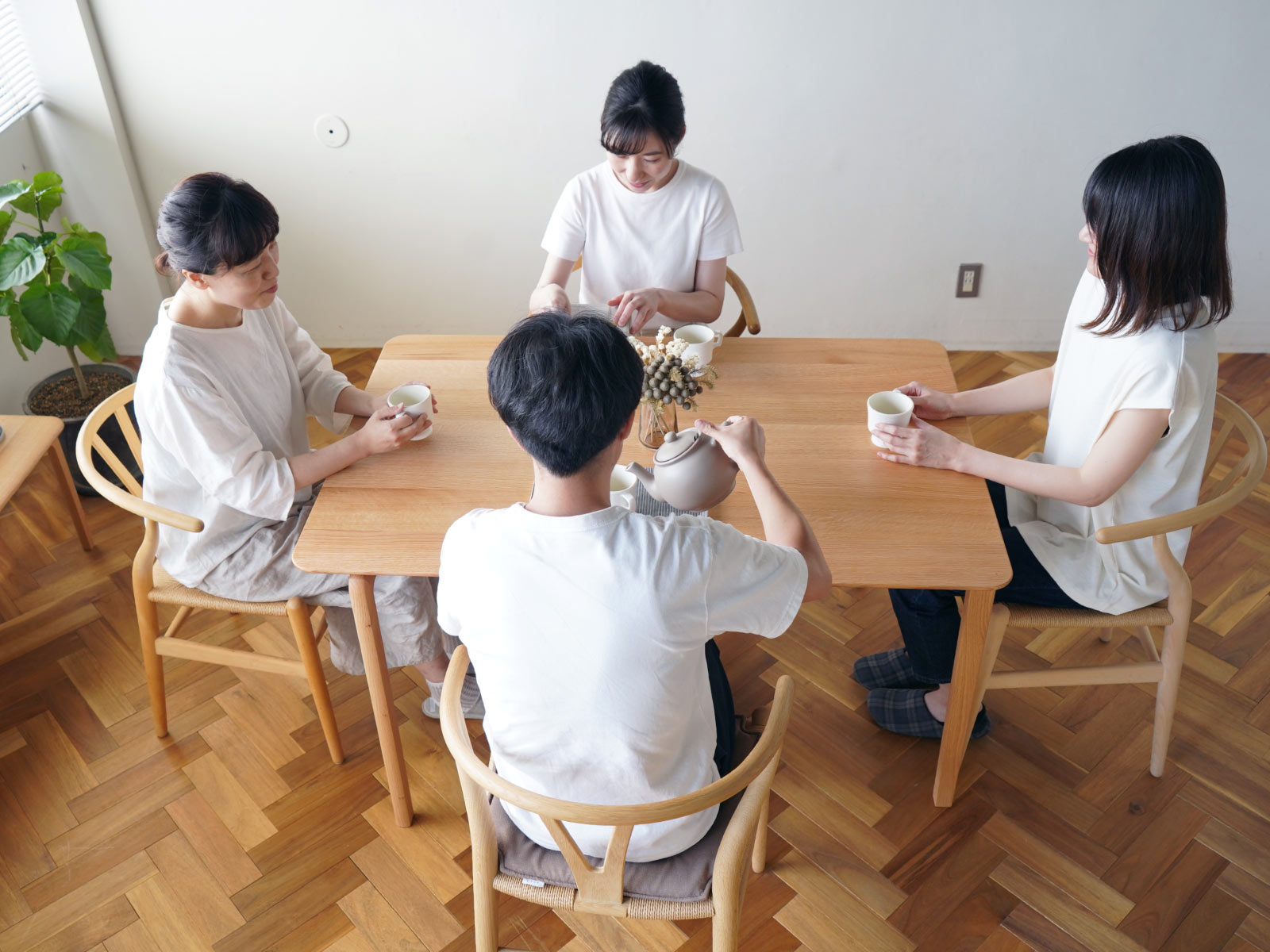DENTO 伝統工芸 LISCIO（リッショ） ダイニングテーブル 4人掛け 126×84 オーク 無垢材2