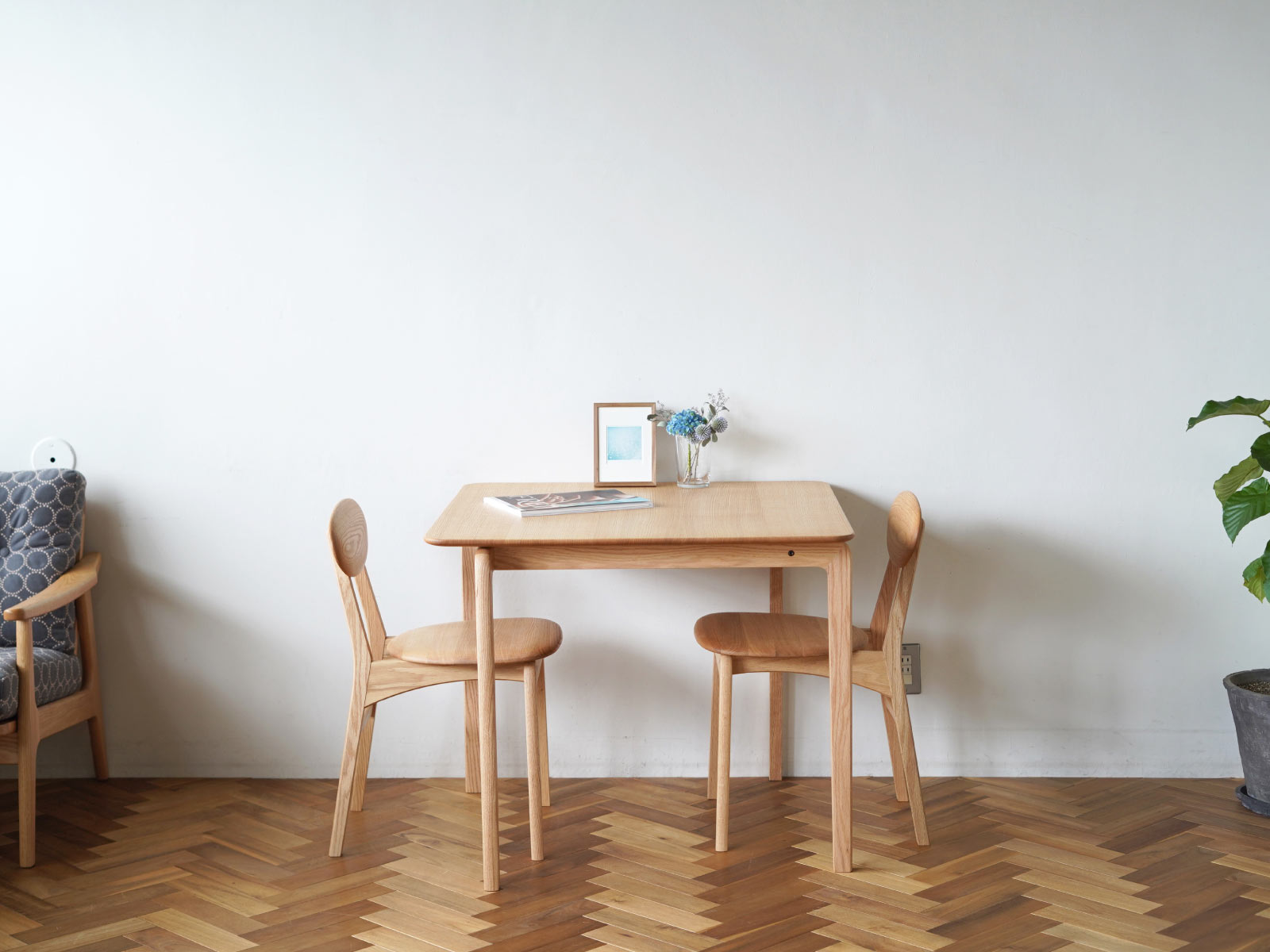 DENTO 伝統工芸 LISCIO（リッショ） ダイニングテーブル 84×84 オーク 無垢材1