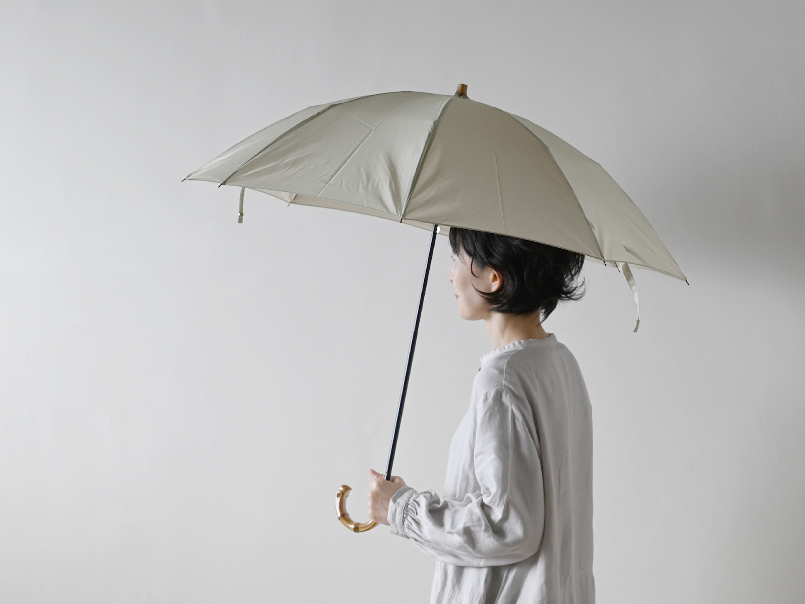 CINQ(サンク)折りたたみ雨傘グレーの使用イメージ