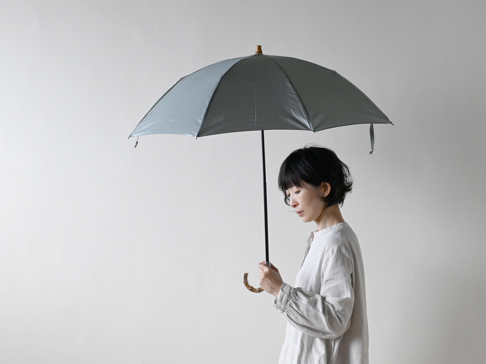 CINQ(サンク)折りたたみ雨傘ブラックの使用イメージ