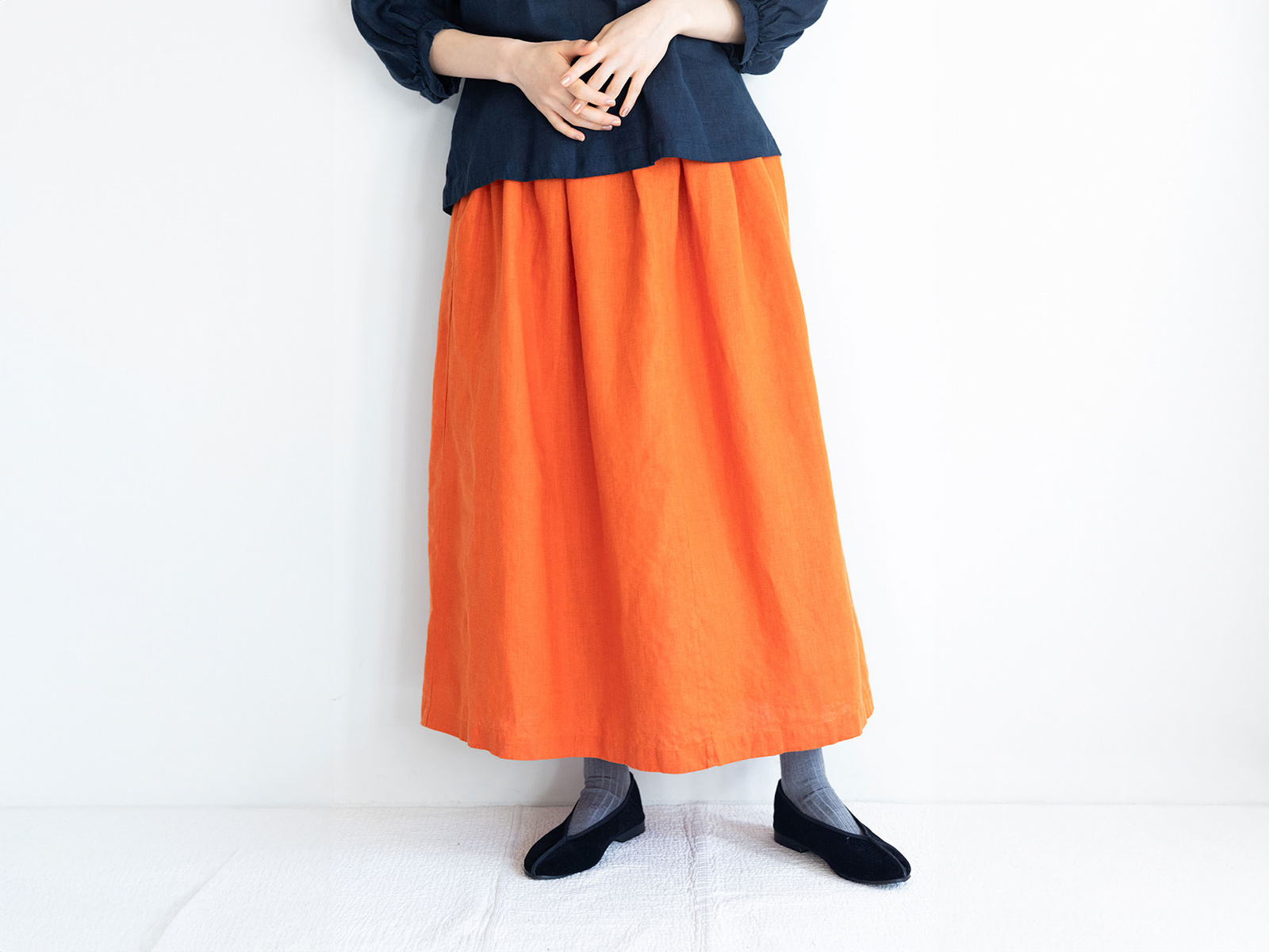フォグリネンワークのイチカスカートオランジェの着用イメージ正面