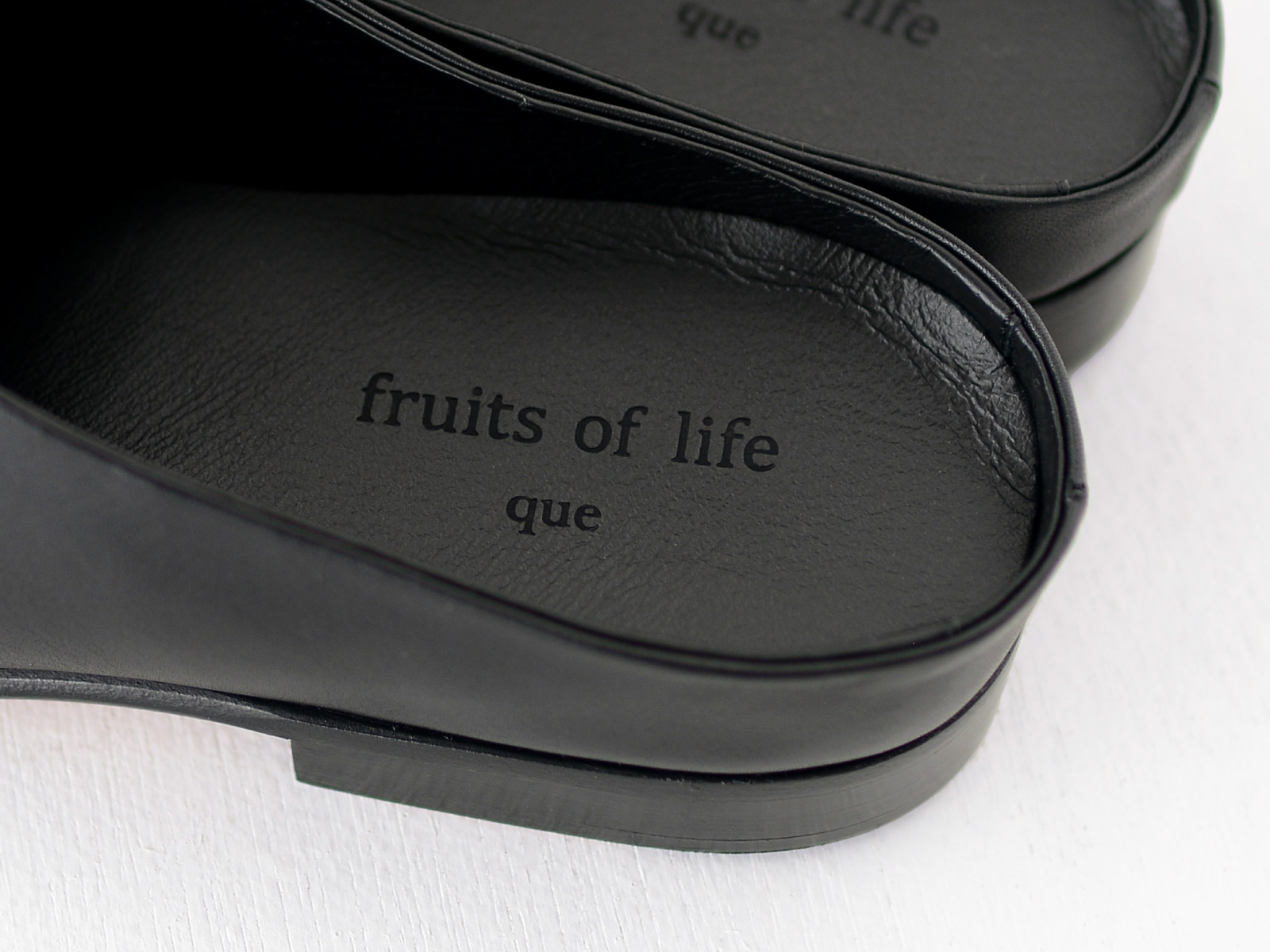 fruits of life × que ミュール ブラック [No.q-06]ロゴ